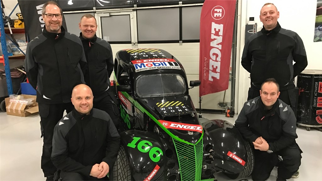 Teamet og den ene af bilerne på værkstedet i Varde - Bilen brugte FE Engel på deres stand ved DM i Skills
(Foto: Racing Team Næsbjerg Gulve)